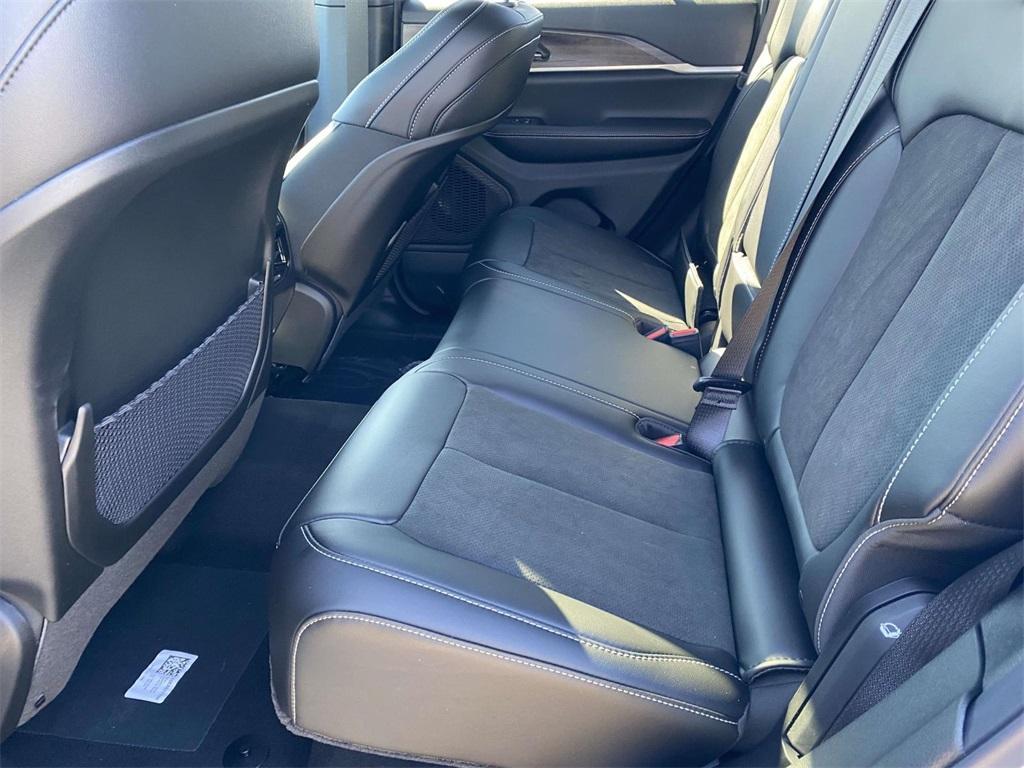 new 2026 Jeep Grand Cherokee car, priced at $39,999