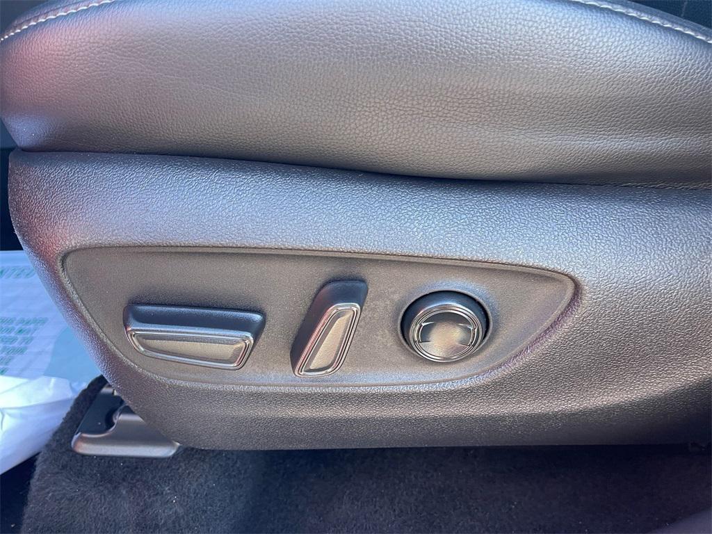 used 2022 Toyota Highlander Hybrid car, priced at $37,994