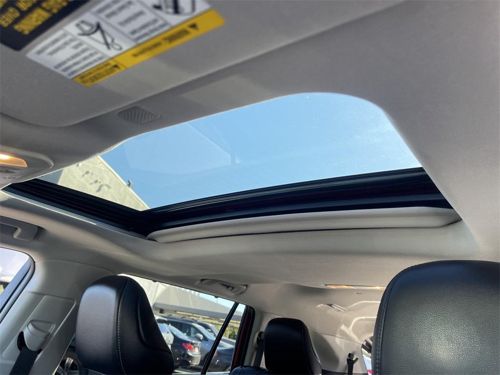 used 2022 Toyota Highlander Hybrid car, priced at $37,994