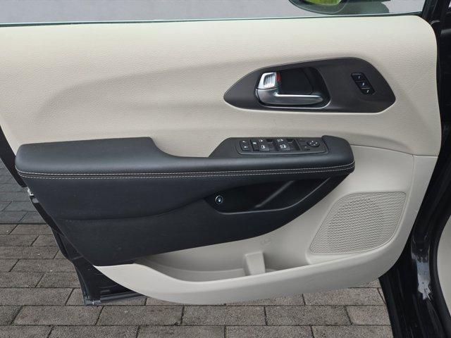 used 2023 Chrysler Pacifica Hybrid car, priced at $28,255