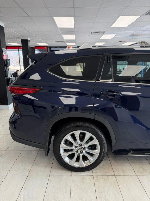 used 2021 Toyota Highlander Hybrid car, priced at $33,995