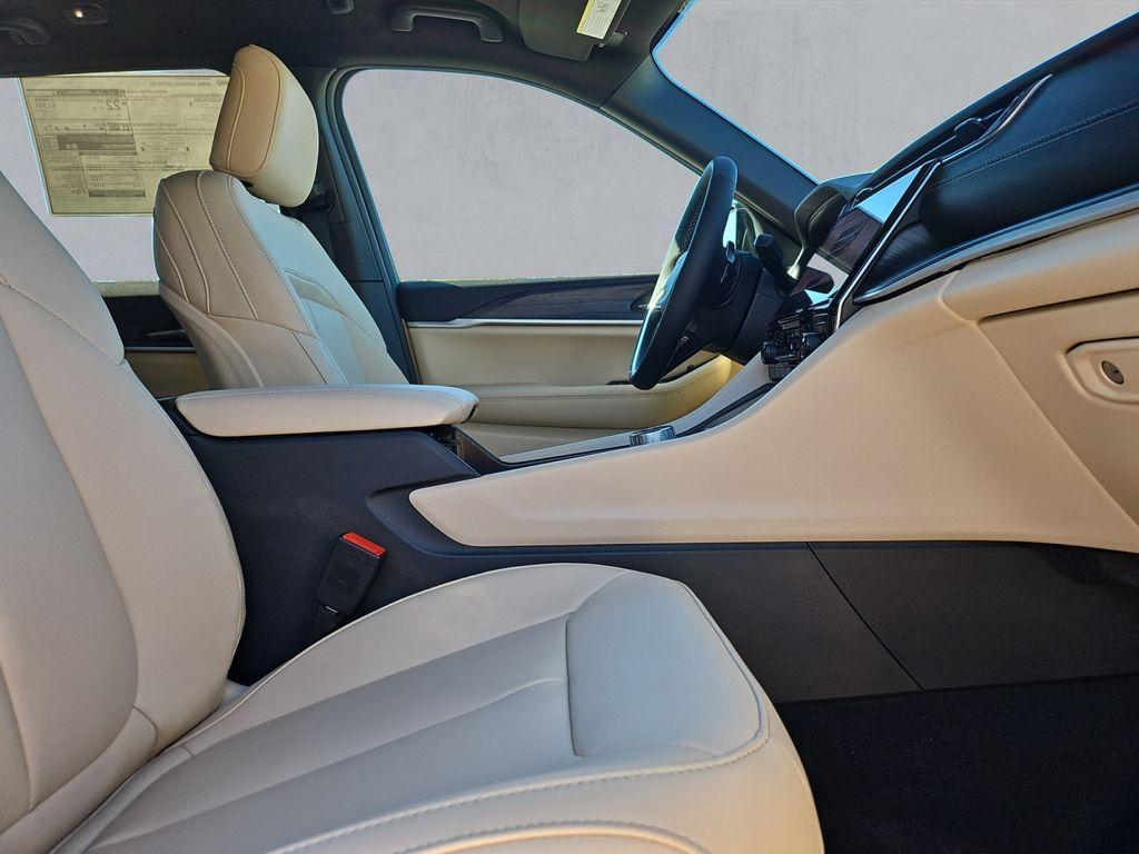 new 2025 Jeep Grand Cherokee car, priced at $40,656