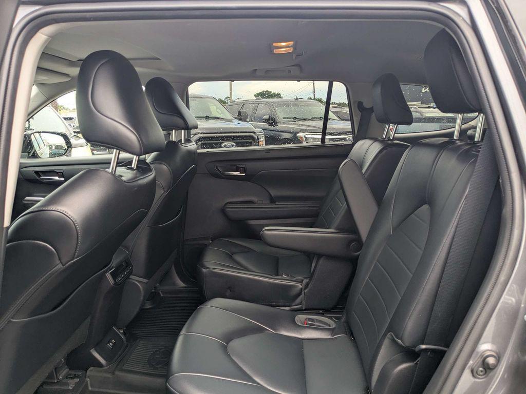 used 2021 Toyota Highlander car, priced at $30,407