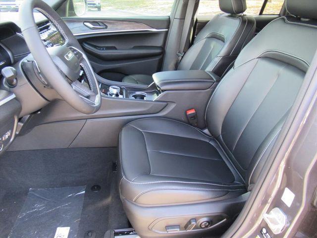 new 2025 Jeep Grand Cherokee car, priced at $40,799