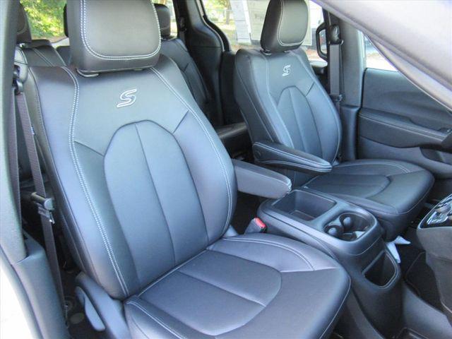 new 2026 Chrysler Pacifica car, priced at $40,032