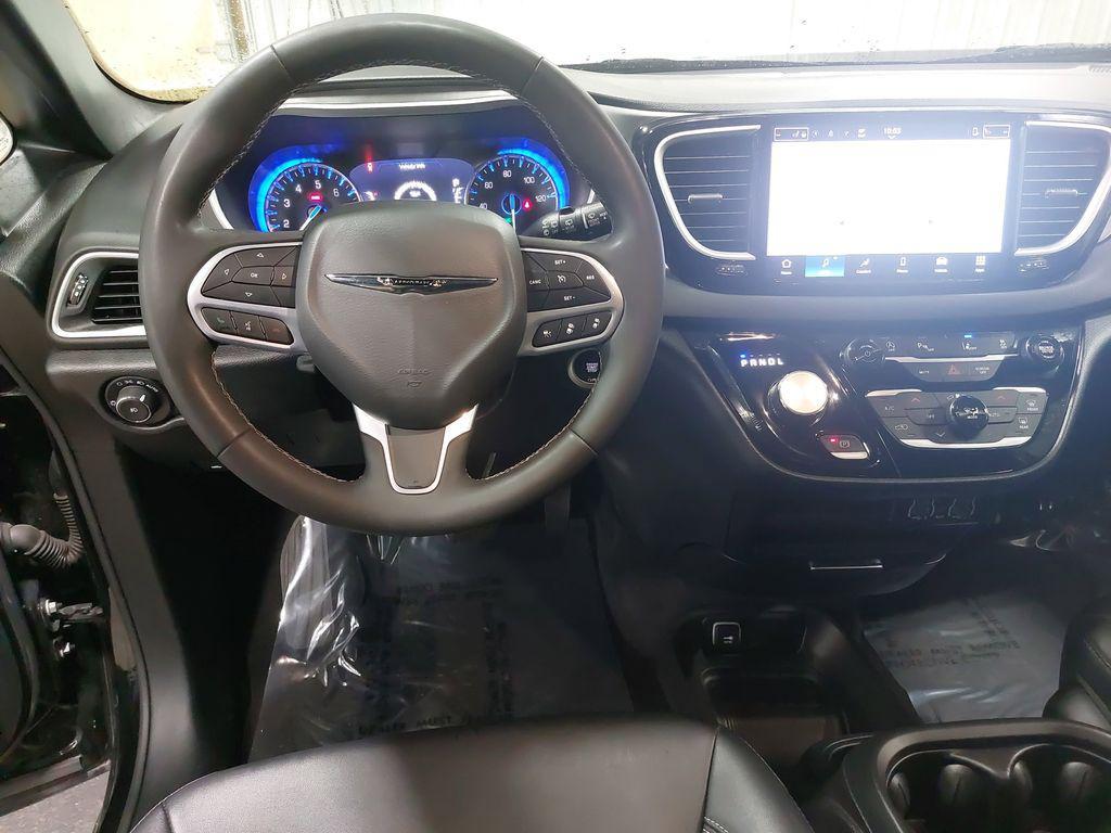 used 2025 Chrysler Pacifica car, priced at $30,304