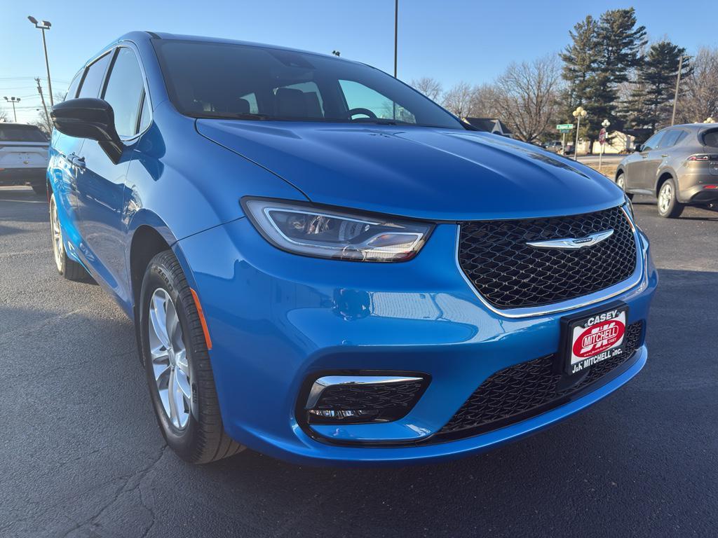 new 2026 Chrysler Pacifica car, priced at $49,955