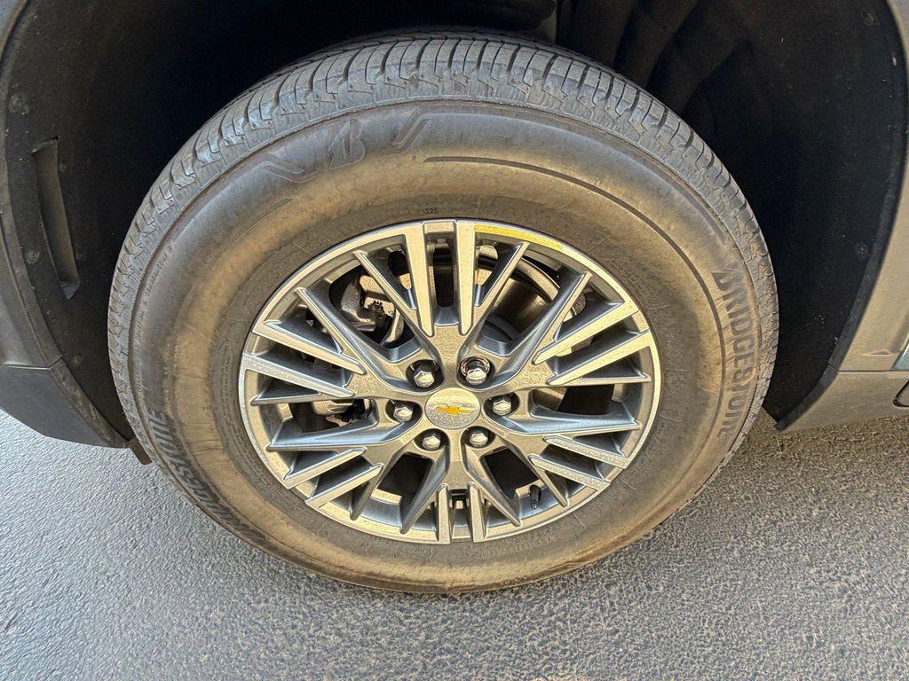 used 2025 Chevrolet Traverse car, priced at $37,598