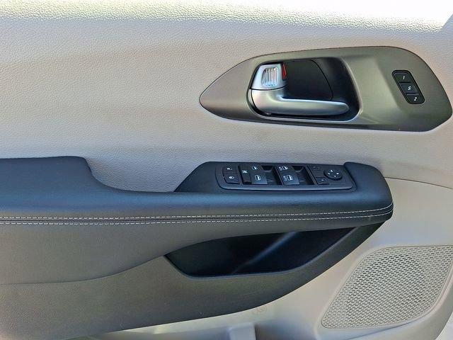 used 2023 Chrysler Pacifica car, priced at $25,995