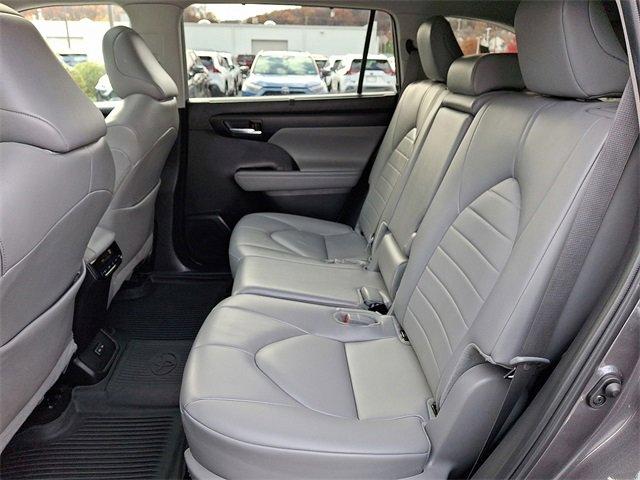 used 2024 Toyota Highlander car, priced at $39,990