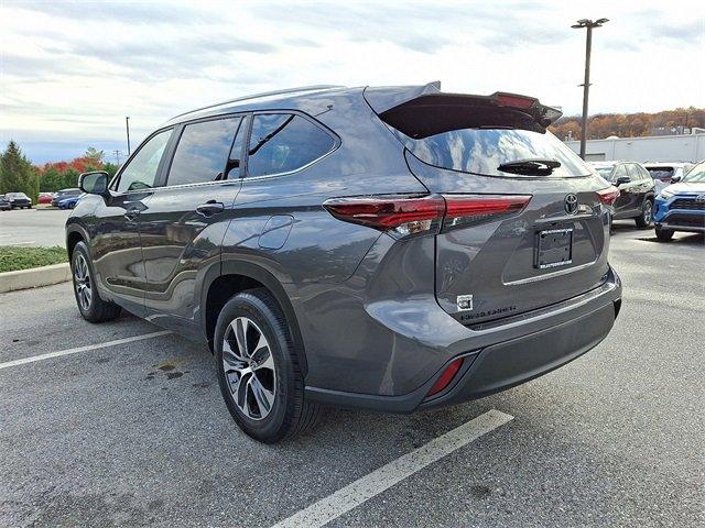 used 2024 Toyota Highlander car, priced at $39,990