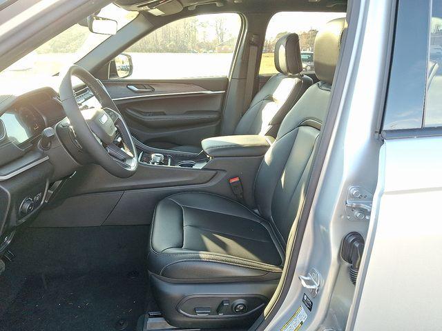 new 2025 Jeep Grand Cherokee car, priced at $45,990