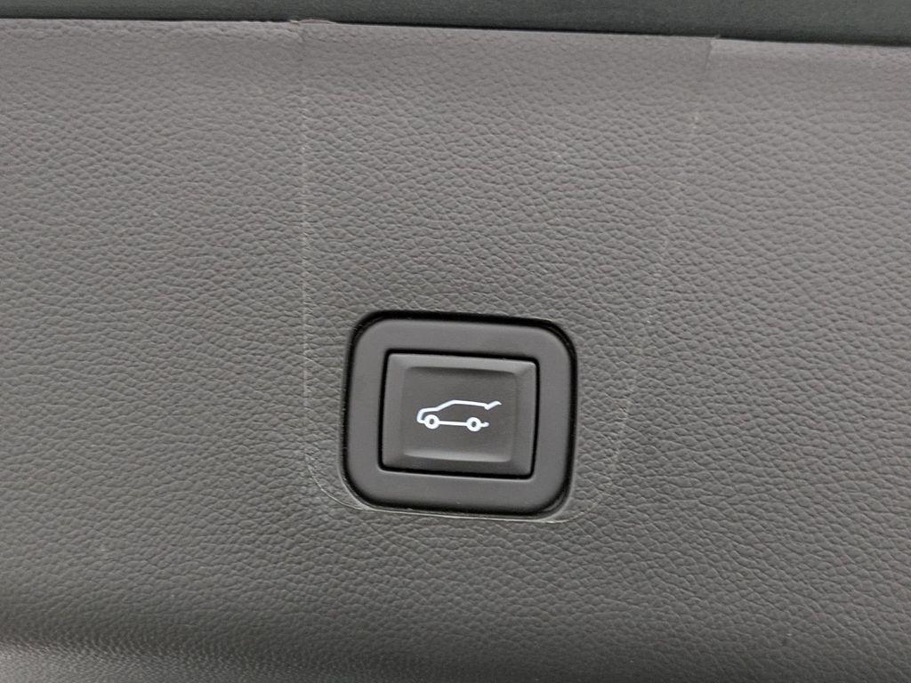 used 2023 Chevrolet Traverse car, priced at $29,490