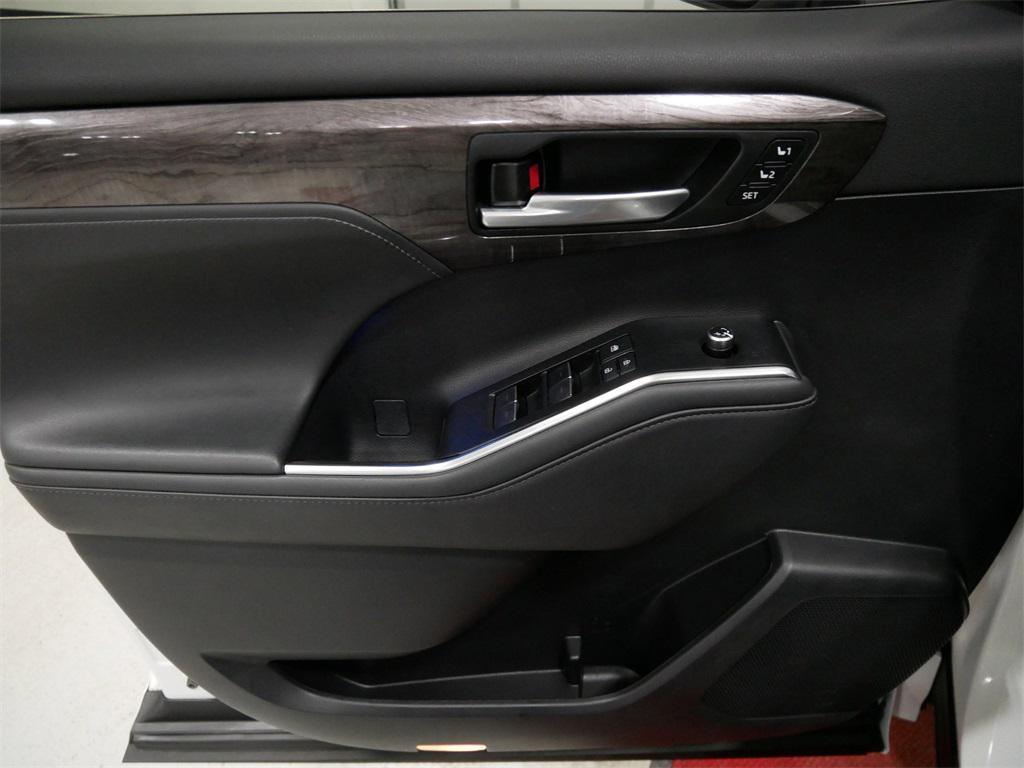 used 2022 Toyota Highlander Hybrid car, priced at $39,991