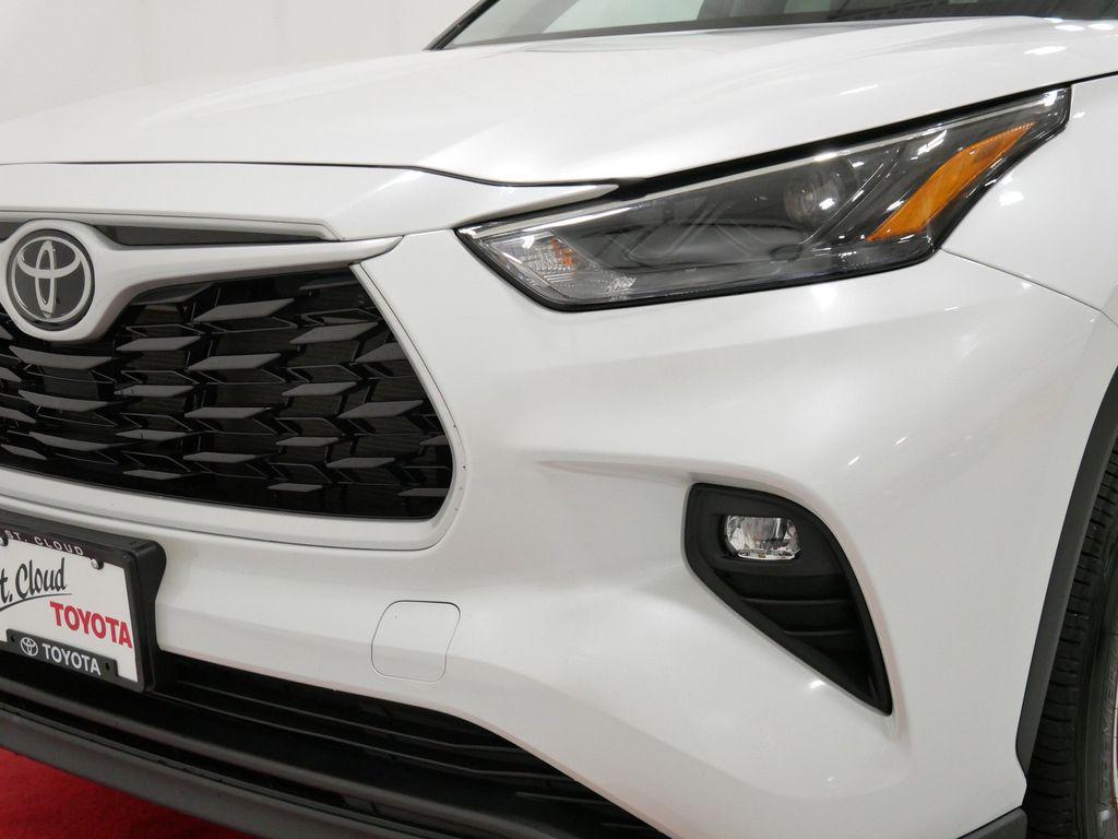 used 2025 Toyota Highlander car, priced at $46,991