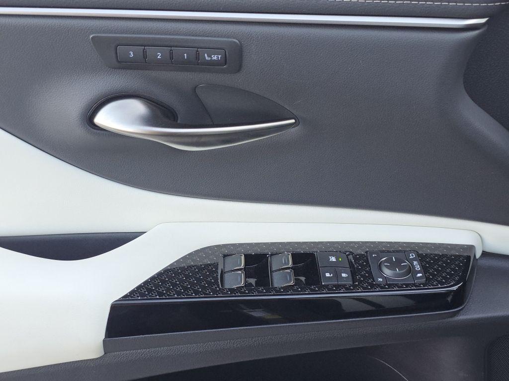 used 2025 Lexus ES 350 car, priced at $48,500