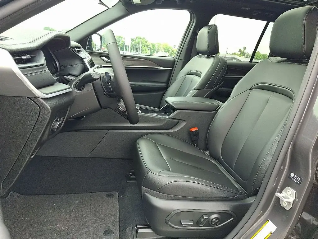 new 2026 Jeep Grand Cherokee car, priced at $48,700