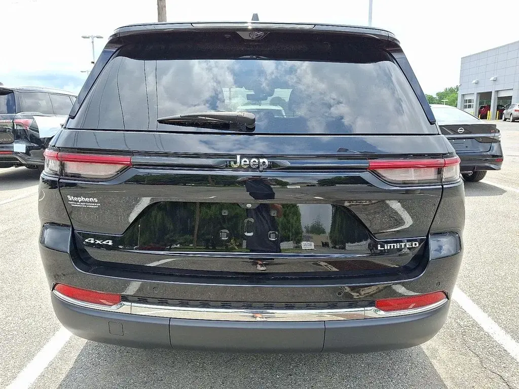 used 2022 Jeep Grand Cherokee car, priced at $29,181