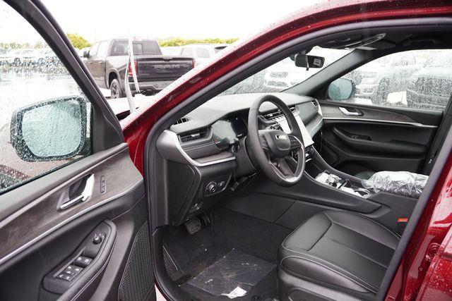 new 2025 Jeep Grand Cherokee car, priced at $40,124