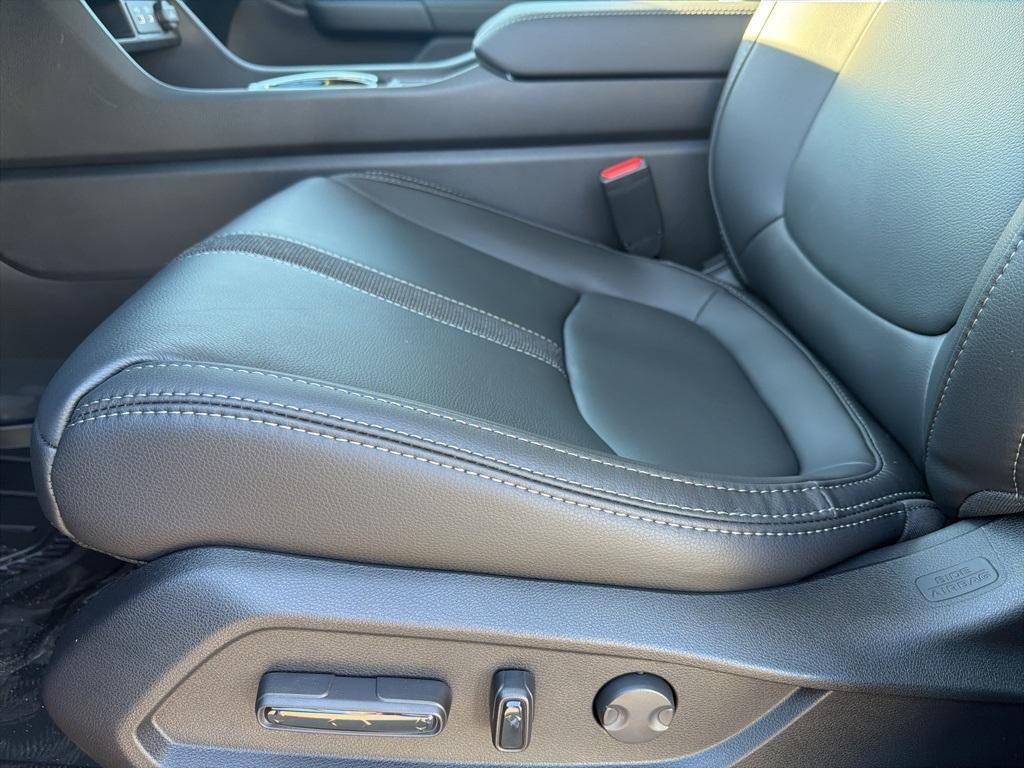 new 2025 Honda Pilot car, priced at $43,955