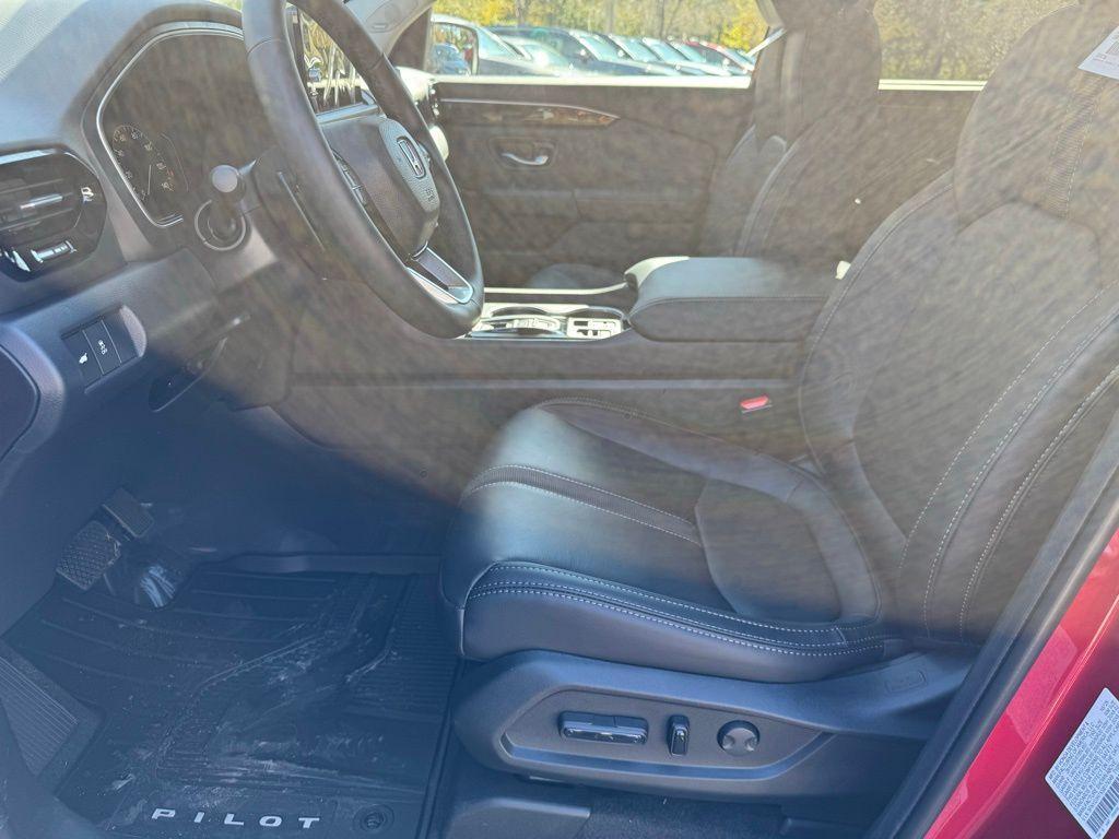 new 2025 Honda Pilot car, priced at $52,280