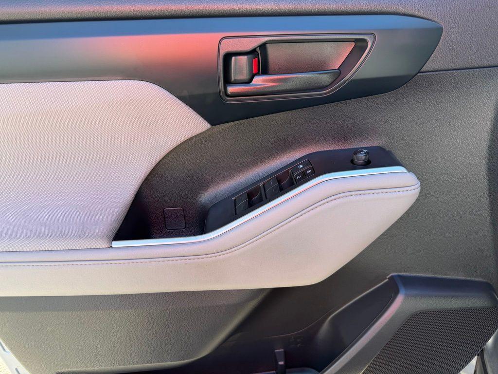 used 2022 Toyota Highlander car, priced at $28,239