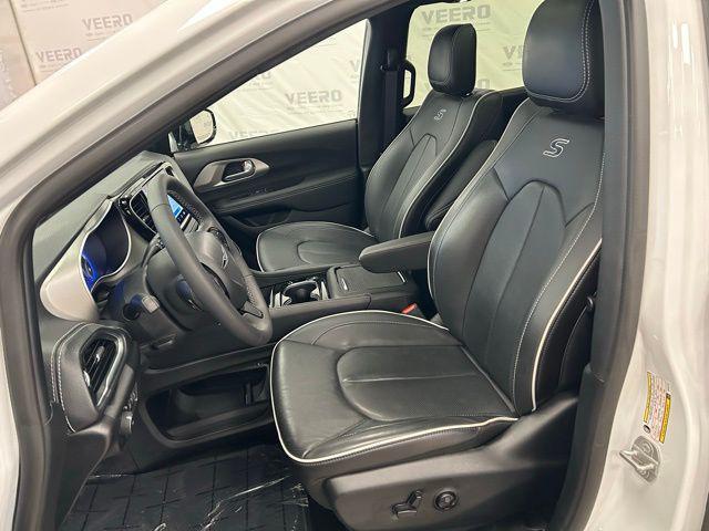 used 2024 Chrysler Pacifica car, priced at $44,918