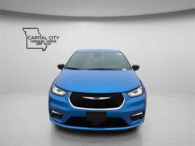 new 2026 Chrysler Pacifica car, priced at $39,915