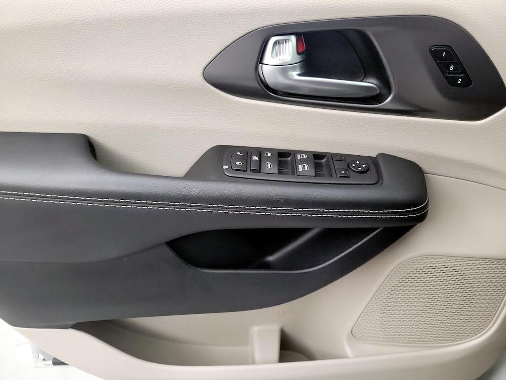 used 2024 Chrysler Pacifica car, priced at $27,998