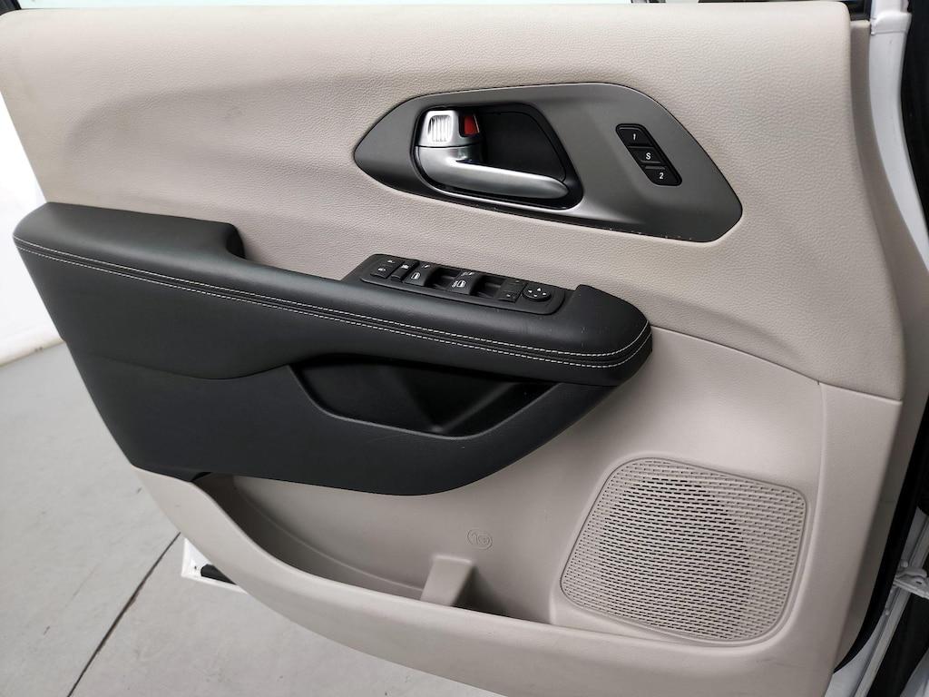 used 2024 Chrysler Pacifica car, priced at $26,998