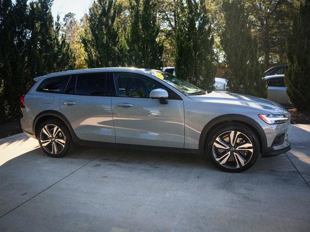 used 2025 Volvo V60 Cross Country car