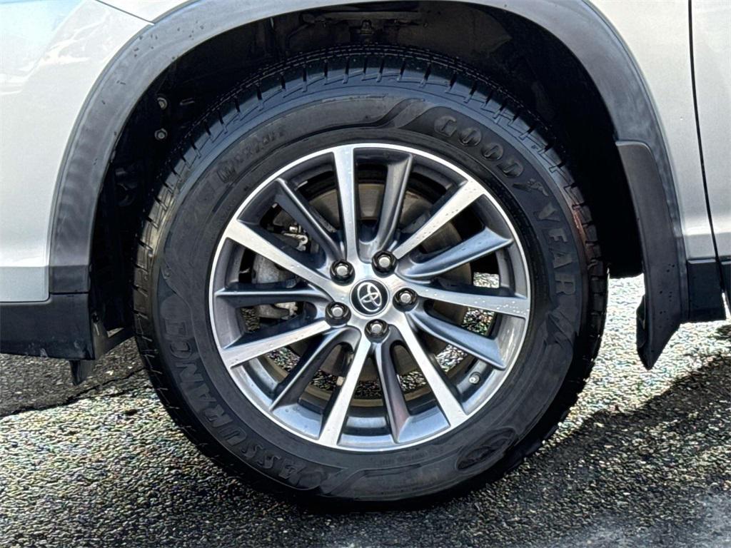 used 2019 Toyota Highlander Hybrid car, priced at $24,898