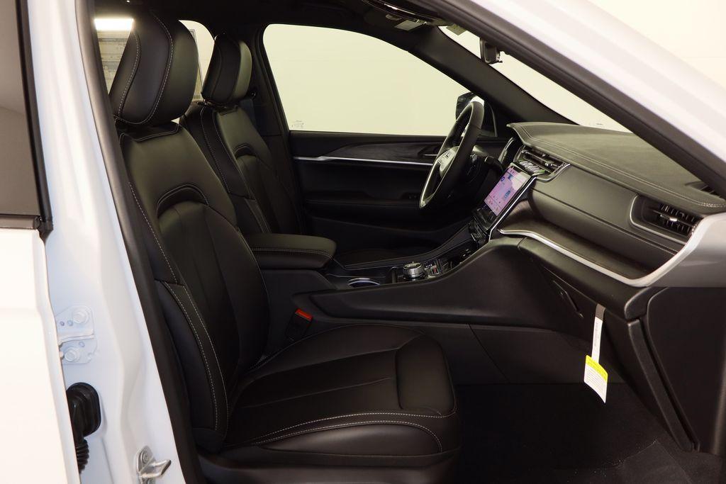 new 2025 Jeep Grand Cherokee car, priced at $38,521