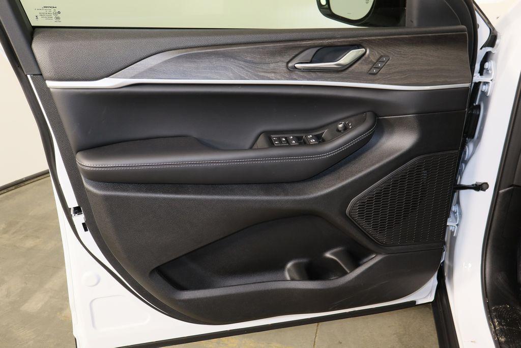 new 2025 Jeep Grand Cherokee car, priced at $38,521