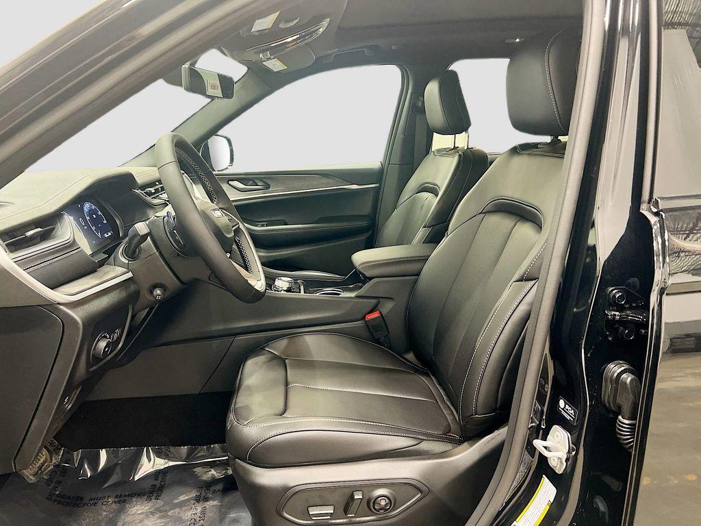 new 2025 Jeep Grand Cherokee car, priced at $45,371