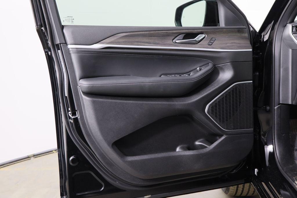 new 2026 Jeep Grand Cherokee car, priced at $52,162