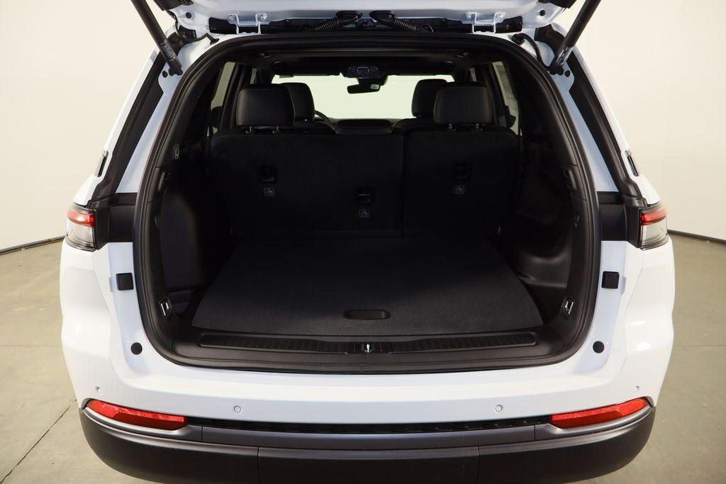 new 2026 Jeep Grand Cherokee car, priced at $44,064