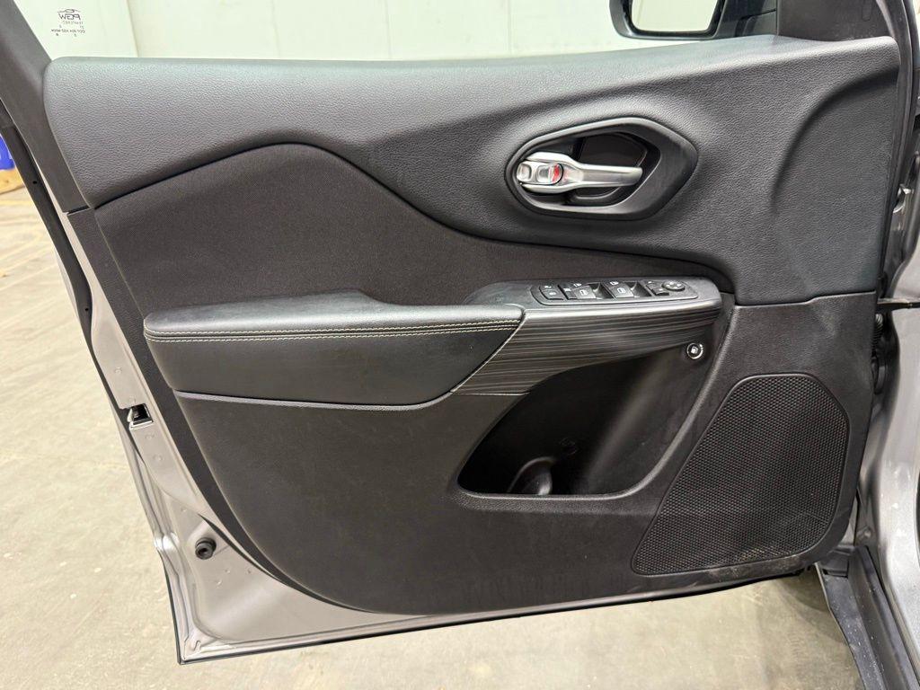 used 2015 Jeep Cherokee car, priced at $9,000