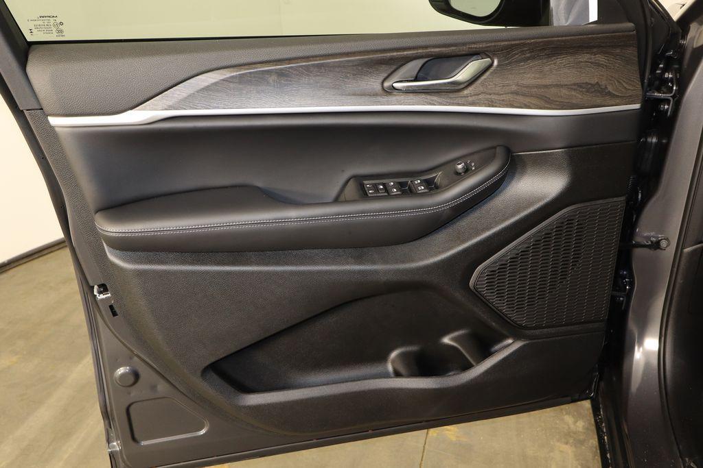 new 2026 Jeep Grand Cherokee car, priced at $42,601