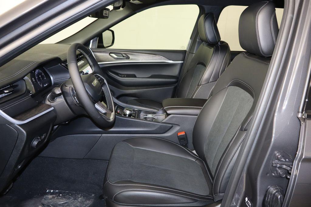 new 2026 Jeep Grand Cherokee car, priced at $42,601