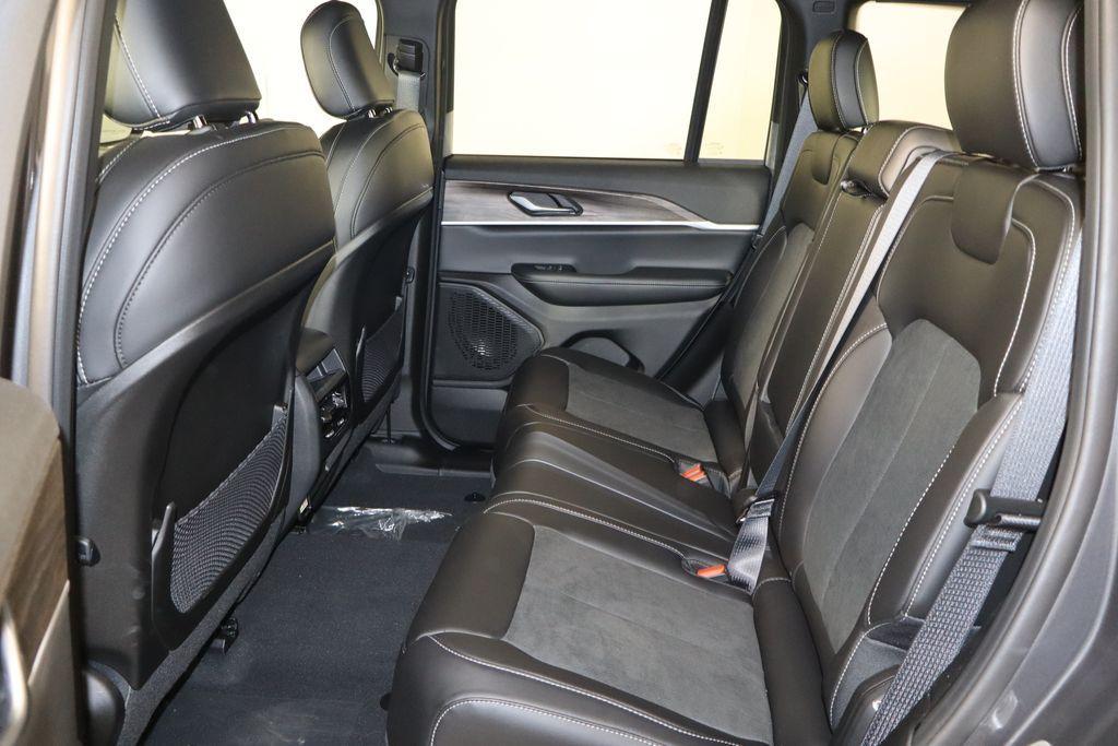 new 2026 Jeep Grand Cherokee car, priced at $42,601