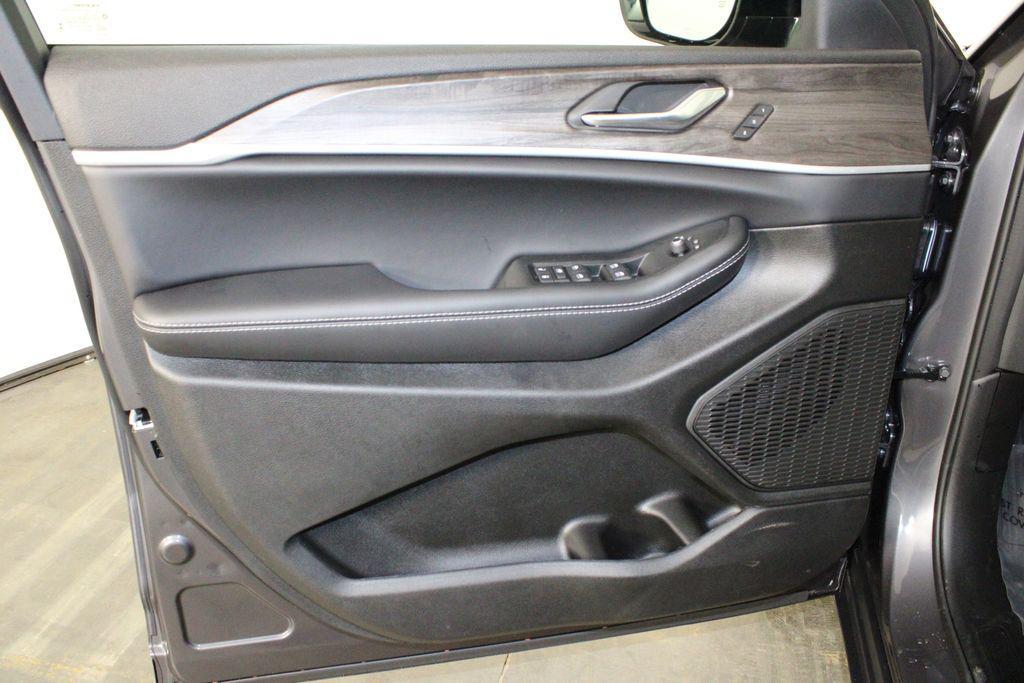 new 2025 Jeep Grand Cherokee car, priced at $42,479