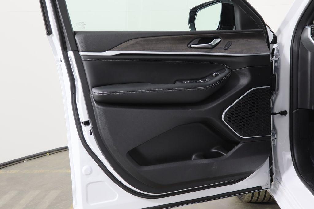 new 2026 Jeep Grand Cherokee car, priced at $51,626