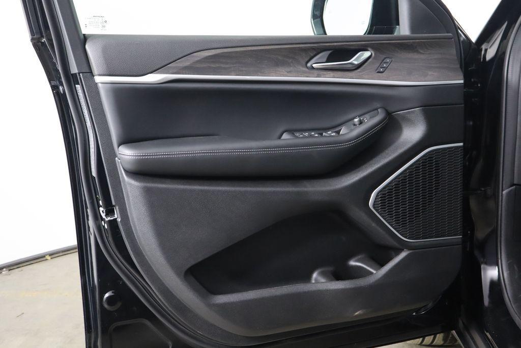 new 2026 Jeep Grand Cherokee car, priced at $44,294