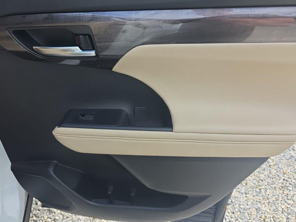 used 2023 Toyota Highlander Hybrid car, priced at $36,645