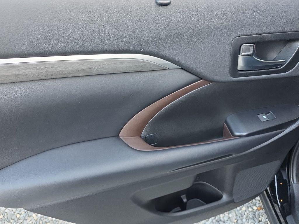 used 2019 Toyota Highlander Hybrid car, priced at $29,567