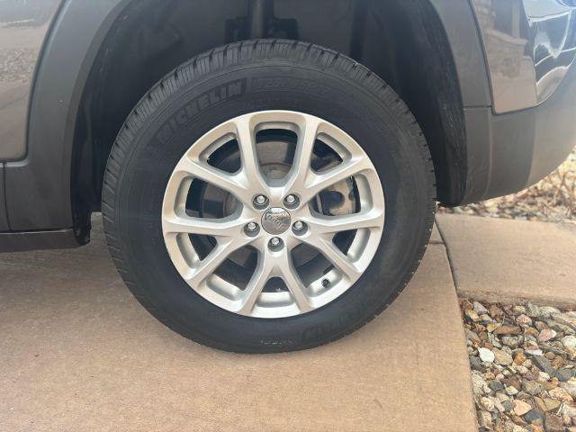 used 2014 Jeep Cherokee car, priced at $11,900