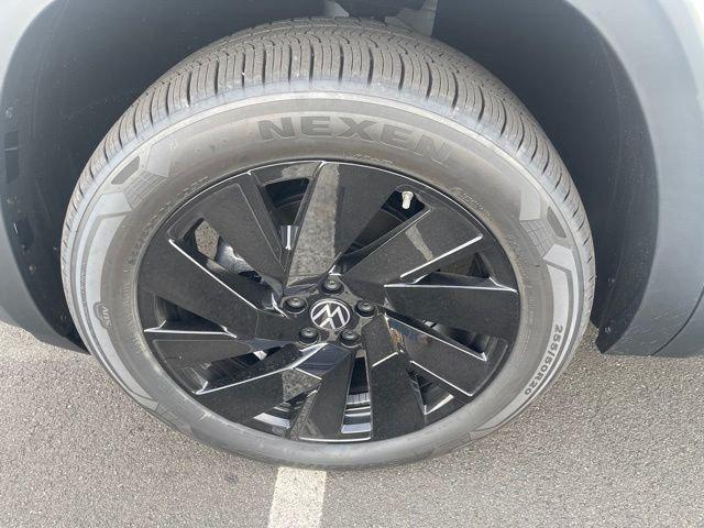 new 2026 Volkswagen Atlas Cross Sport car, priced at $43,256