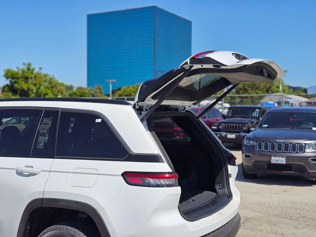 new 2026 Jeep Grand Cherokee car, priced at $33,430