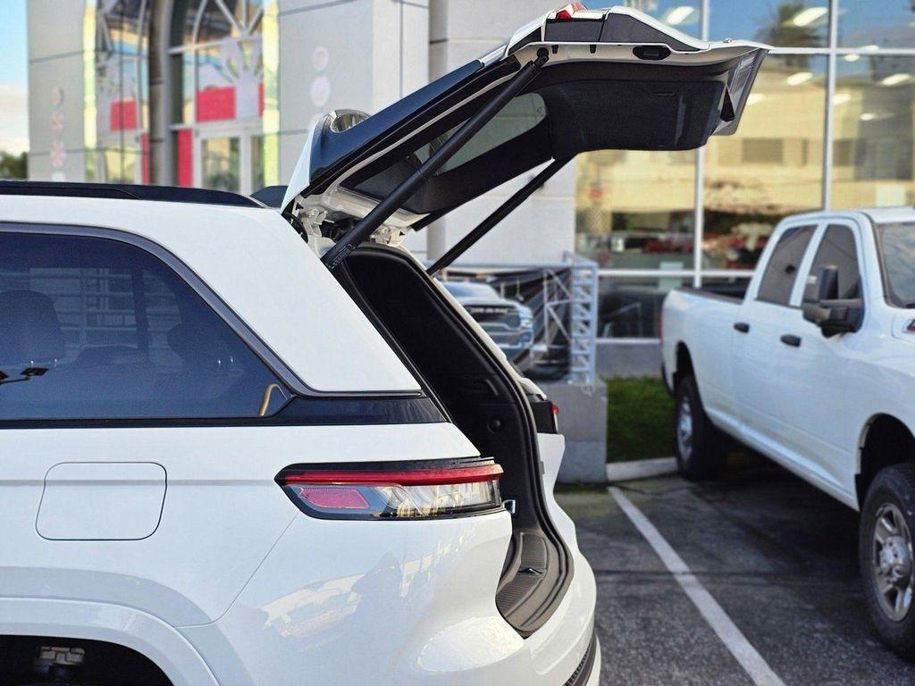 new 2026 Jeep Grand Cherokee car, priced at $52,985